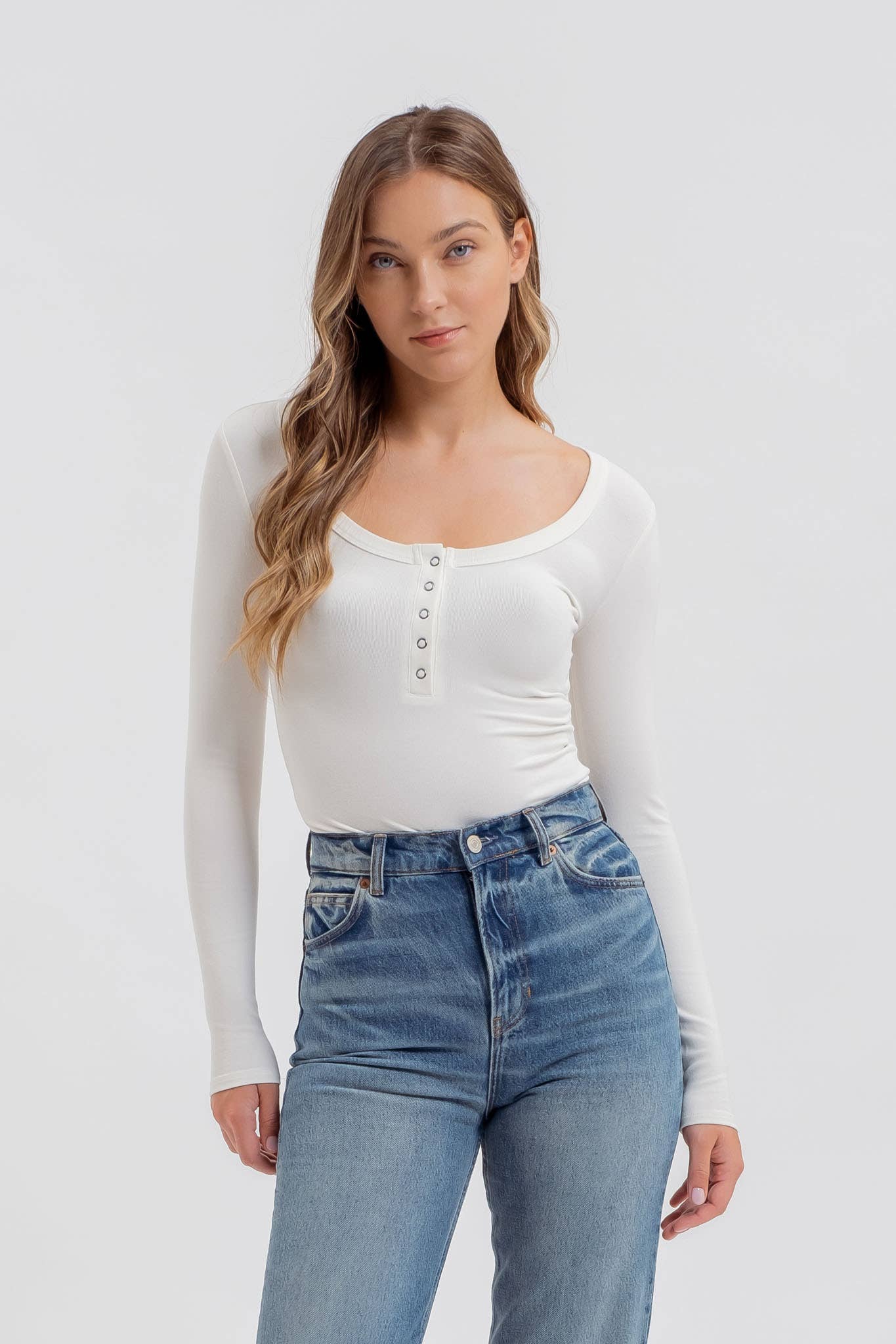 SCOOP NECK LONG SLEEVE HENLEY KNIT TOP: IVORY
