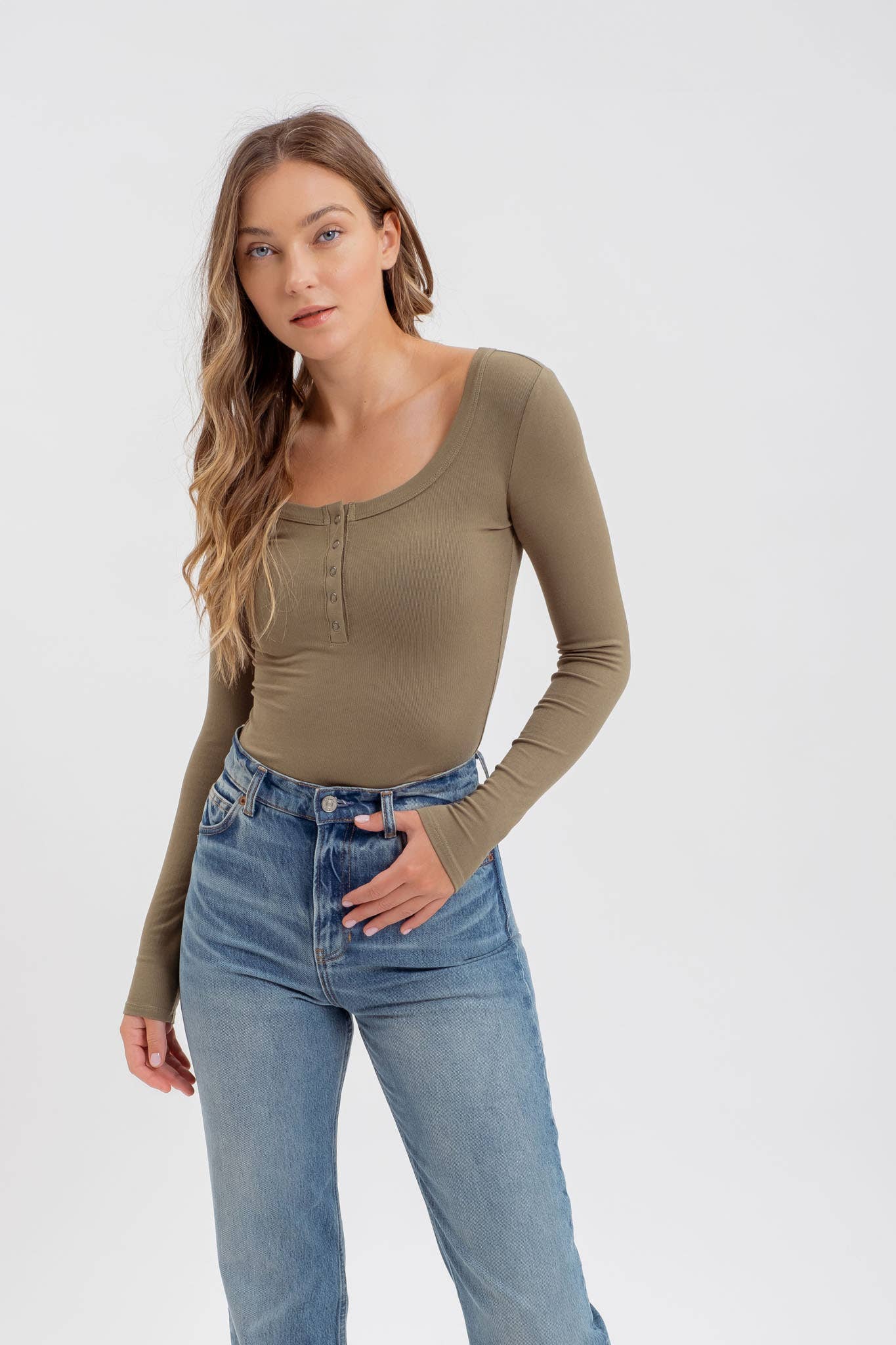 SCOOP NECK LONG SLEEVE HENLEY KNIT TOP: IVORY